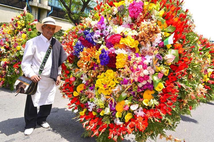 lector forma a la deriva La Feria de las Flores rinde homenaje a los 60 años del Desfile de  Silleteros – ACI Medellín